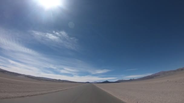 Timelapse rijden langs de weg in woestijn vulkanische gebied. Passeren door bed van lava, zwart, rode vulkanen. Antofagasta de la Sierra, Catamarca, Argentinië — Stockvideo
