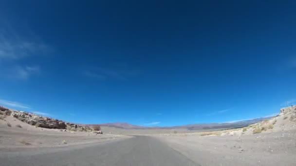 El lapso de tiempo conduce a lo largo de la carretera en la zona volcánica del desierto y entrar en el casco antiguo. Pasando por lecho de lava, volcanes negros, rojos y laguna Antofagasta. Antofagasta de la Sierra, Catamarca, Argentina — Vídeo de stock