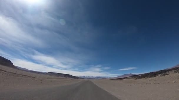 Time lapse driving along road in desert volcanic área. Pasando por lecho de lava, volcanes negros, rojos y parando junto a la laguna de Antofagasta. Antofagasta de la Sierra, Catamarca, Argentina — Vídeo de stock