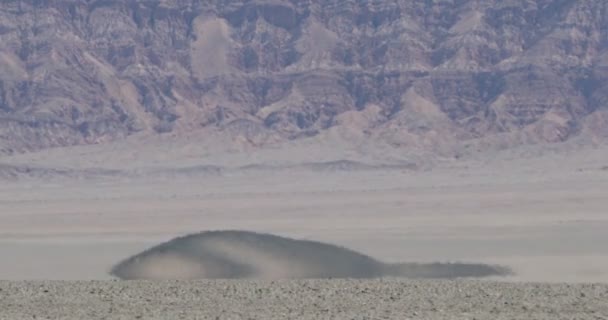 Gros plan de l'effet de brume de chaleur sur le sol du désert. Montagnes à l'arrière-plan. Antofagasta de la Sierra, Catamarca, Argentine — Video