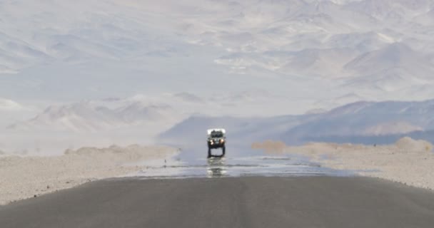 在沙漠和山区干旱地区, 仍然有四轮驱动面包车与大篷车在公路上行驶, 具有热雾效应。水蒸气液。海市蜃楼。Antofagasta de la Sierra, Catamarca, Argentina — 图库视频影像