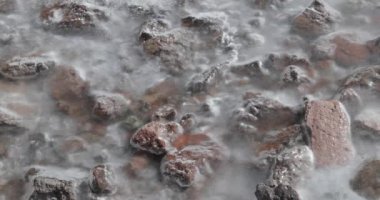 Donmuş dere altında su hareketinin detayı. Eriyen nehir yüzeyinin soyut doğal görüntüsü. Antofagasta de la Sierra, Catamarca, Arjantin