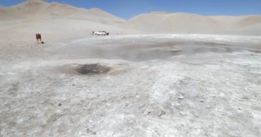 Gayzer doğru yürümek, kaynar suyu kapatın. Çöl beyaz dağlık manzara. Antofagasta de la Sierra'daki Galan Yanardağı'na 4x4 gezi, Catamarca, Arjantin
