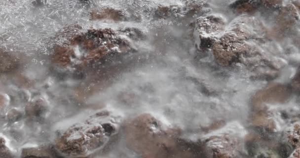 A fagyasztott patak alatti vízmozgás részletei. Absztrakt természetes képet az olvadás folyó felszínén. Antofagasta de La Sierra, Catamarca, Argentína — Stock videók