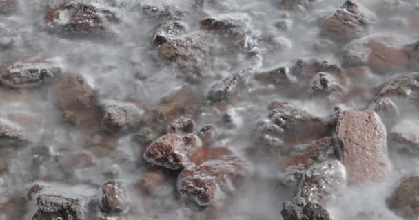 Detalhe do movimento da água sob fluxo congelado. Imagem natural abstrata da superfície do rio de fusão. Antofagasta de la Sierra, Catamarca, Argentina — Vídeo de Stock