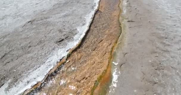 Seňitální blízkost oranžové horké řeky. Rychlý pohyb kamery se pohybuje kolem dokola a kráčí po proudu. Galan sopka, Antofagasta de la Sierra, Katamarca, Argentina — Stock video