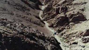 Senital hava dron sahne 4 x 4 van Caddesi üzerinde kırmızı dar bir kanyonda sürüş. Galan volkan gezi, Antofagasta de la sierra, catamarca, Arjantin