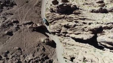 Senital hava dron sahne 4 x 4 van Caddesi üzerinde kırmızı dar bir kanyonda sürüş. Galan volkan gezi, Antofagasta de la sierra, catamarca, Arjantin
