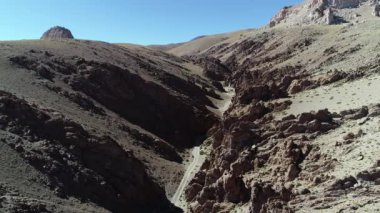 4 x 4 van Caddesi üzerinde kırmızı dar bir kanyonda sürüş hava dron sahne. Galan volkan gezi, Antofagasta de la sierra, catamarca, Arjantin