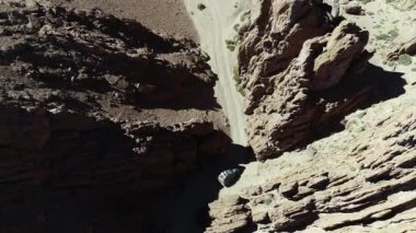 Senital hava dron sahne 4 x 4 van Caddesi üzerinde kırmızı dar bir kanyonda sürüş. Galan volkan gezi, Antofagasta de la sierra, catamarca, Arjantin
