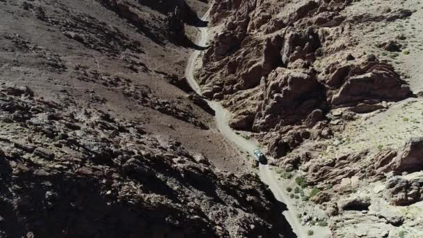 Senital scena drone aerea di 4x4 van guida fuori strada in uno stretto canyon rosso. Escursione vulcano Galan, Antofagasta de la sierra, catamarca, argentina — Video Stock