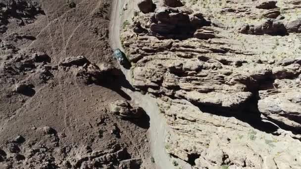 Escena de drones aéreos senitales de camioneta 4x4 conduciendo fuera de la carretera en un estrecho cañón rojo. Excursión al volcán Galán, Antofagasta de la sierra, catamarca, Argentina — Vídeo de stock