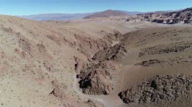 Hava dron sahne dar yayla Altın Portakal Kanyon'da. Desertic peyzaj, volkan Galan gezi için yol kapalı. Antofagasta de la sierra, Catamarca, Arjantin