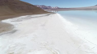 Diamante Lagoon hava dron mahalline Galan volkan Antofagasta de la Sierra, Catamarca Eyaleti, platolarının Atacama, Arjantin, içinde. Tuzlu kraker su üzerinde kamera hareketli ileriye.