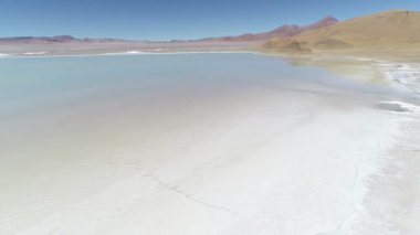 Diamante Lagoon hava dron mahalline Galan volkan Antofagasta de la Sierra, Catamarca Eyaleti, platolarının Atacama, Arjantin, içinde. Tuzlu kraker su üzerinde kamera hareketli ileriye.