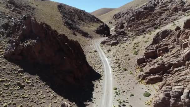 Luchtfoto drone scène van smalle oranje canyon. Desertic landschap, voor vulkaan Galan excursie weg weg. Antofagasta de la sierra, Catamarca, Argentinië — Stockvideo