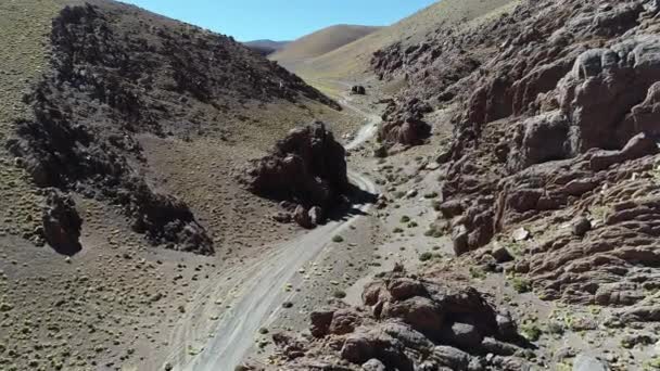 空中ドローンのシーンは、黄金の高原でオレンジのキャニオンを絞り込みます。火山 Galan 遊覧用道路トラックを離れて、風成層の風景。アントファガスタ デ ラ シエラ、カタマルカ、アルゼンチン — ストック動画