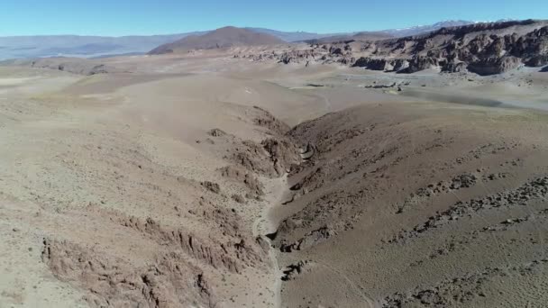 空中ドローンのシーンは、黄金の高原でオレンジのキャニオンを絞り込みます。火山 Galan 遊覧用道路トラックを離れて、風成層の風景。アントファガスタ デ ラ シエラ、カタマルカ、アルゼンチン — ストック動画
