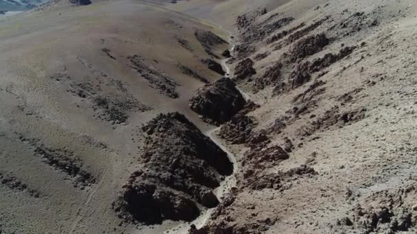 Letecké drone scéně z úzký oranžový kaňon v náhorní plošina Zlate. Desertic krajina, off road track sopka Galan výlet. Antofagasta de la sierra, Catamarca, argentina — Stock video