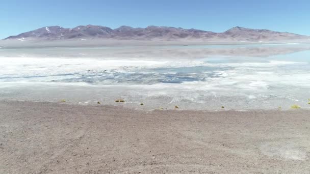 Escena aérea del dron de la Laguna Diamante en el volcán Galán en Antofagasta de la Sierra, Provincia de Catamarca, Puna Atacama, Argentina. Cámara moviéndose hacia arriba descubriendo el paisaje. Montañas en el fondo . — Vídeo de stock