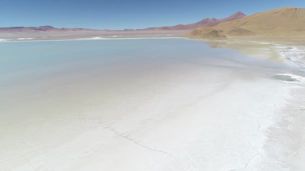 Drone aereo della laguna di Diamante nel vulcano Galan ad Antofagasta de la Sierra, provincia di Catamarca, Puna Atacama, Argentina. Macchina fotografica che si muove in avanti sopra acqua salata cracker . — Video Stock