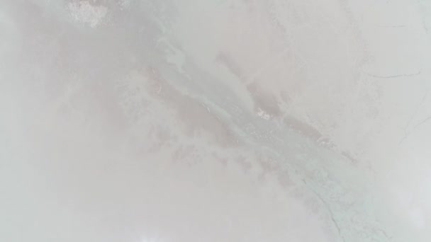 Drones aéreos escena abstracta de las lagunas Diamante sal en el agua en Antofagasta de la Sierra, Puna Atacama, provincia de Catamarca, Argentina. Cámara senital vista superior moviéndose hacia adelante . — Vídeos de Stock