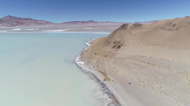 디 아망 테 라군의 Galan 화산 Antofagasta 데 라 시에라, 카타마르카 주, 푸 나 아타 카마, 아르헨티나에 있는 공중 무인 비행기 장면. 짭짤한 크래커 물 위에 카메라 이동 전달. — 비디오