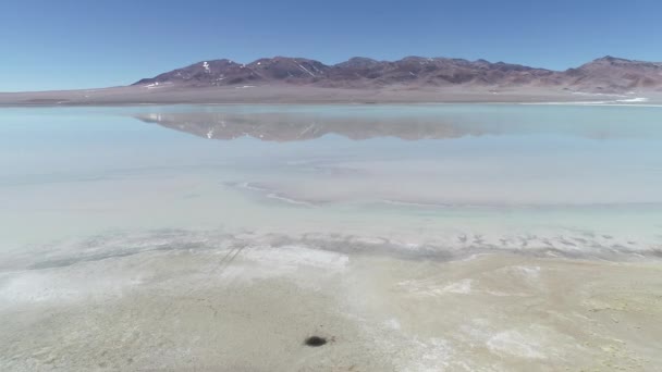 Scena antenowe drone Zalewu Diamante w Galan wulkan w Antofagasta de la Sierra, prowincji Catamarca, Puna Atacama, Argentyna. Aparat ruchu przekazuje odkrywanie refleksje. Góry na tle — Wideo stockowe