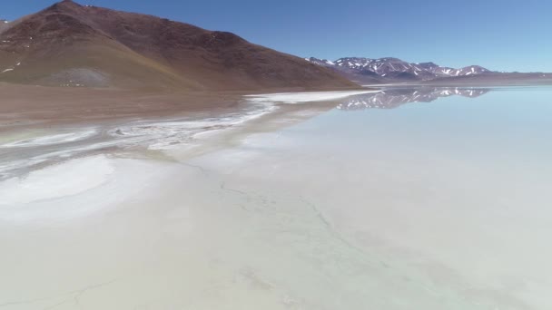 Scena antenowe drone Zalewu Diamante w Galan wulkan w Antofagasta de la Sierra, prowincji Catamarca, Puna Atacama, Argentyna. Aparat ruchu do tyłu nad wodą słony cracker. — Wideo stockowe