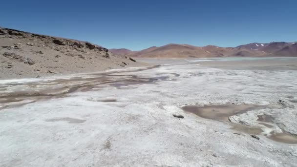 空中的场景飞越炎热的梅阿德里奇溪。加兰火山火山口的钻石泻湖的背景。五颜六色的山。Antofagasta de la Sierra, Catamarca, Argentina — 图库视频影像