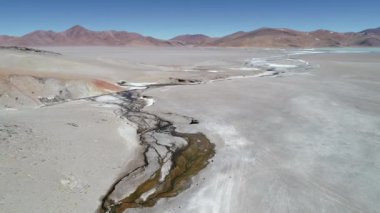 Sıcak meadric brook üzerinde uçan hava sahne. Diamante gölünde Galan volkan caldera arka plan. Derma dağlar. Antofagasta de la Sierra, Catamarca, Argentina