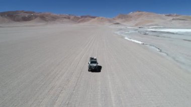 4 x 4 van desertic peyzaj Galan yanardağ krater, tuzlu nehir yanında off road sürüş açık aşağıdaki hava dron sahne. Antofagasta de la Sierra, Catamarca Arjantin gezi