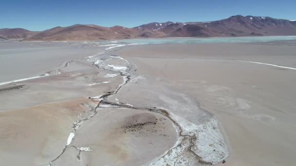 Forró meadric patak felett visszafelé repülő légi jelenet. Diamante lagúna Galan vulkán caldera-ban háttér. Colorfull hegyek. Antofagasta de la Sierra, Catamarca, Argentína — Stock videók