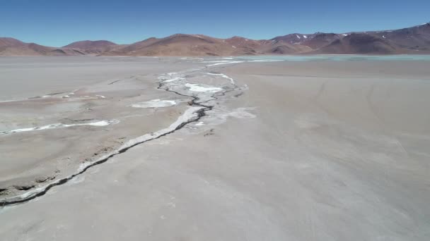 Sıcak meadric brook üzerinde geriye doğru uçan hava sahne. Diamante gölünde Galan volkan caldera arka plan. Derma dağlar. Antofagasta de la Sierra, Catamarca, Argentina — Stok video