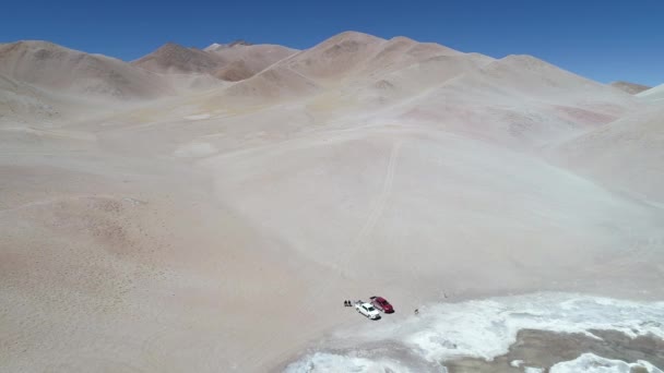 Escena aérea de drones en el desierto de alta montaña colorido paisaje descubriendo río blanco naciente con agua caliente y géiseres. Cráter del Volcán Galán, Antofagasta de la Sierra, Catamarca, Argentina — Vídeos de Stock