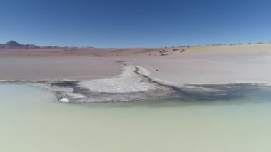 Pabellón lagün yüksek dağ Derma çöl, hava uçak sahne. Genel gösterilen su üzerinde hareketli kamera görüntüleyin. Antofagasta de la Sierra, Catamarca, Argentina