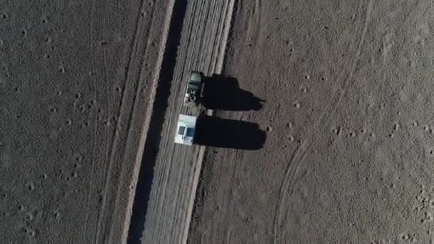 Cena de drone aéreo senital de van de expedição com caravana viajando em estrada de cascalho fora da estrada através do deserto. Viagem aventura férias. Catamarca, Argentina — Vídeo de Stock