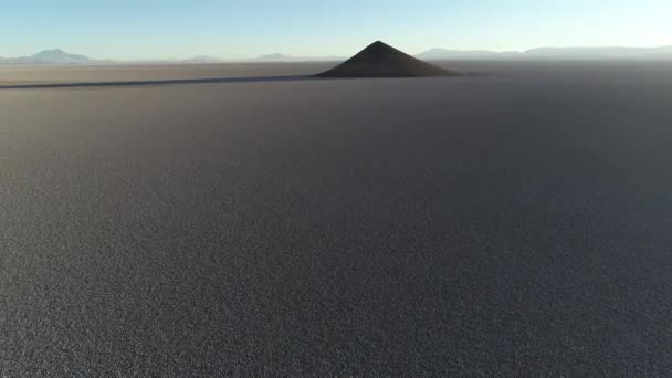 Lucht scène vliegen naar natuurlijke piramide bij wit en Salar, algemeen uitzicht op de indrukwekkende kegel. Zonsopgang tijd. Lange schaduw en contrast. Cono de Arita, Salta, Argentinië — Stockvideo