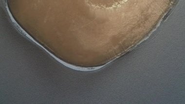 Beyaz salar kahverengi doğal piramit Senital hava sahnesi. Salar ve koni üst ile limit detay gösteren Arita koni boyunca uçan. Arizaro salar, Arita konisi, Salta, Arjantin
