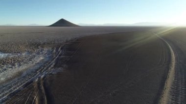 Beyaz ve salar doğal piramit uzak uçan hava sahnesi. Salar ve çöl sınırında off road pisti. Ses ışığı. Cono de Arita, Salta, Arjantin