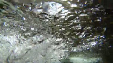 Gopro sahne bir şelale, su türbülans görüntüleri su altında gidiyor, kayalık doğal gölet bulma dışarı gidiyor. San Blas, Quebrada de Hualco, Rioja Province, Arjantin