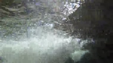 Bir şelale altında türbülans ve su hareketi Gopro sahne. Kabarcıklar ve akan görüntüler. San Blas, Quebrada de Hualco, Rioja Province, Arjantin