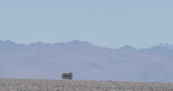 Il calore annebbia l'effetto ottico sul paesaggio desertico. Camion che attraversa la strada. Sfocatura, scena fuori fuoco . — Video Stock