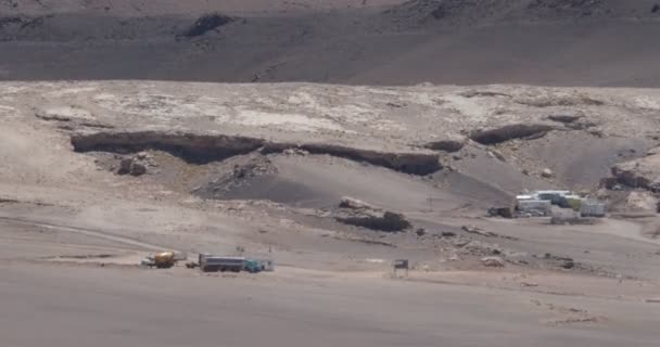 Scène avec effet optique de brume de chaleur au paysage désertique avec des camions travaillant et des voitures voyageant sur route de gravier. Salta, Argentine — Video