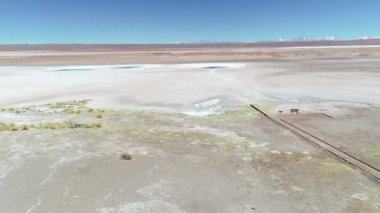 Tolar Grande, Salta, Arjantin dairesel mavi lagünler, deniz gözleri ile geniş beyaz salar havadan drone sahne