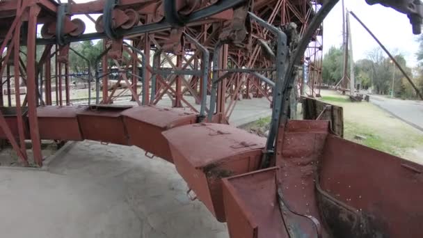 Detalhe dos velhos vagões de ferro. Câmera se move lateralmente mostrando a disposição linear de vagões pendurados. A mina La Mejicana. Primeira estação, El durazno, do velho teleférico Chilecito-La Mejicana. La Rioja — Vídeo de Stock