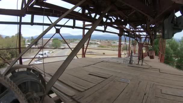 鉱物採掘のための木材と鉄の構造に沿って歩く。ワゴンシステム用吊りレールのディテール。ラ・メジカナ鉱山古いケーブルカーチリシトラメジカナの最初の駅。ラ リオハ — ストック動画