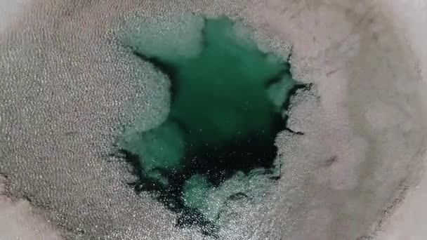 Senital Luft Drohne Szene von Detail der blauen Küste mit Felsen wie Strukturen genannt Stromatolith, Sea Eyes, ojos de mar bei arizaro salar. Wind, der Wellen über die Wasseroberfläche treibt. tolar grande — Stockvideo