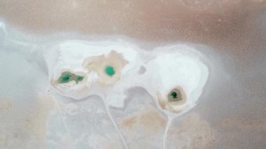 Geniş beyaz salar mavi lagünler Senital havadan drone sahne. Kamera deniz gözleri, doğal çizimler genel soyut doğa görüntü dönüm. Arizaro salar'da Ojos de mar