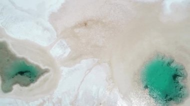 Geniş beyaz salar mavi lagünler Senital havadan drone sahne. Salar'dan deniz gözlerinin genel soyut doğa görüntüsüne, doğal çizimlere doğru yükselir. Arizaro salar'da Ojos de mar